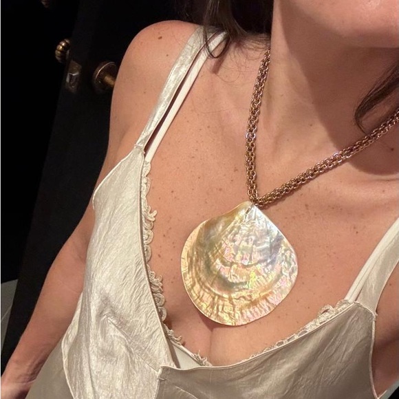 Jumbo Shell Necklace🐚 - Picture 5 of 10